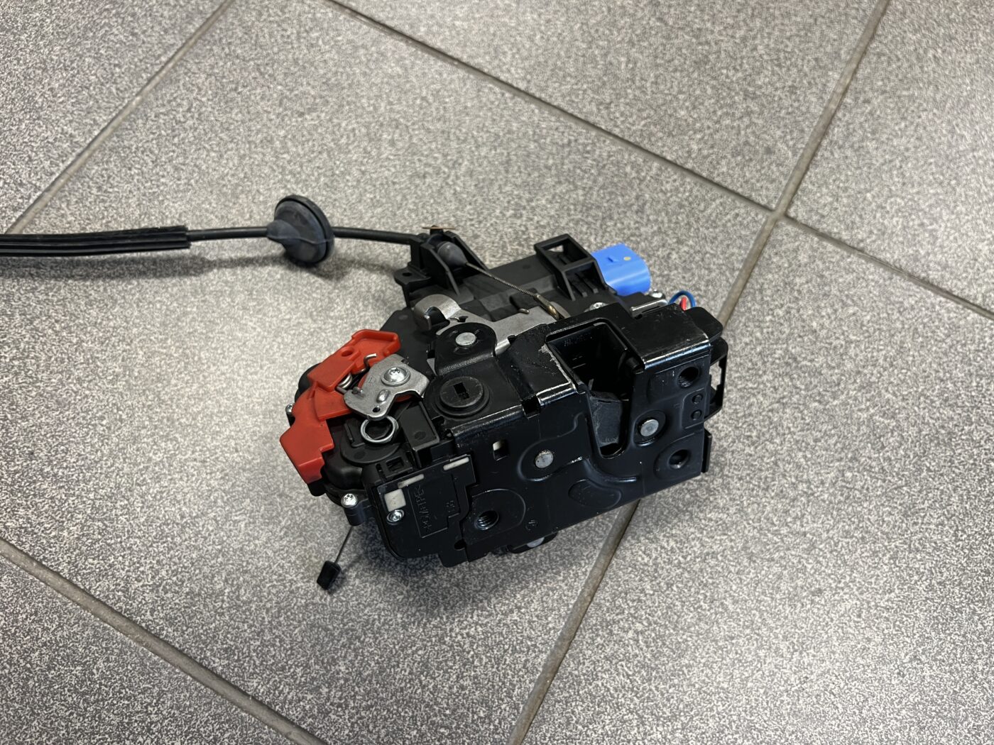 Aizmugurējo kreiso durvju slēdzene priekš VW TOURAN 2005 3 Aizmugurējo kreiso durvju slēdzene priekš VW TOURAN 2005