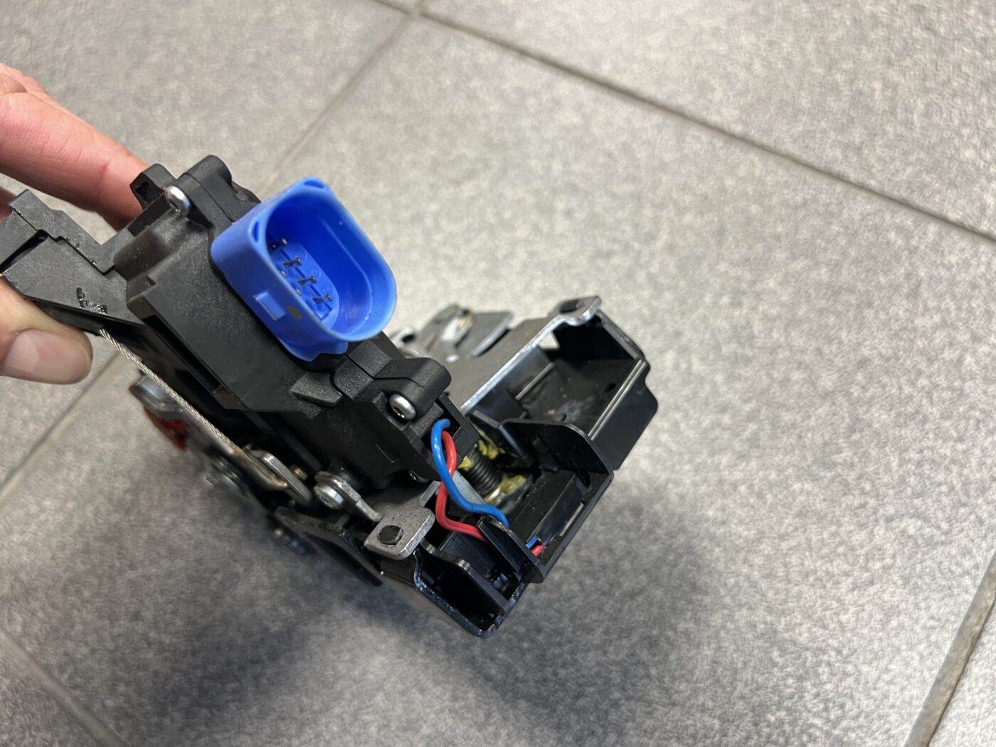 Aizmugurējo kreiso durvju slēdzene priekš VW TOURAN 2005 2 Aizmugurējo kreiso durvju slēdzene priekš VW TOURAN 2005