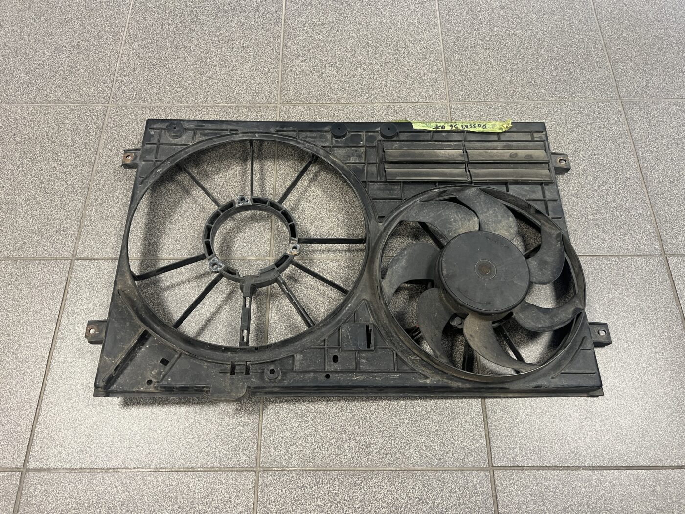 Dzesēšanas radiatora ventilators priekš VW PASSAT B6 2008 ANGL. 2 Dzesēšanas radiatora ventilators priekš VW PASSAT B6 2008 ANGL.