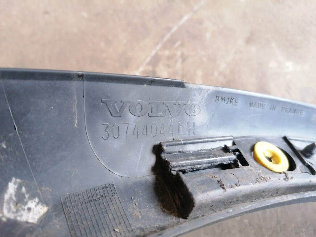 Aizmugurēja spārna uzlika (moldings) priekš VOLVO C30 2008 SILVER