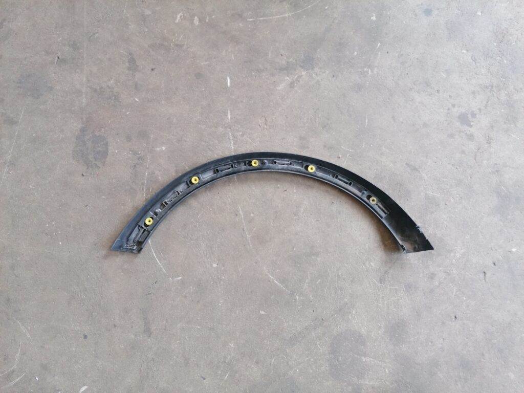 Aizmugurēja spārna uzlika (moldings) priekš VOLVO C30 2008 SILVER