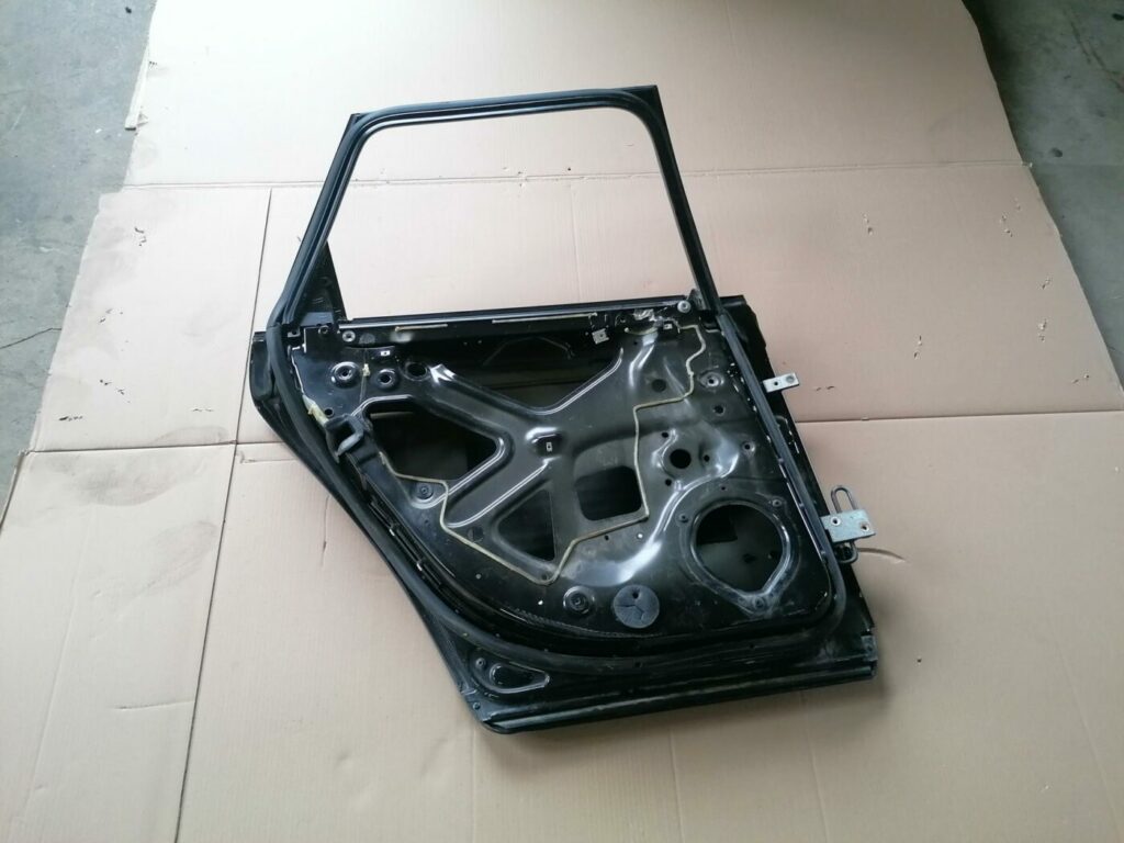 Aizmugurējās kreisās durvis priekš AUDI A4 2008 AVANT 3 Aizmugurējās kreisās durvis priekš AUDI A4 2008 AVANT