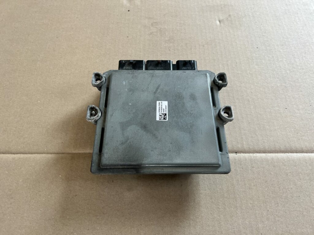 Dzinēja vadības bloks priekš VOLVO C30 2008 SILVER 4 Dzinēja vadības bloks priekš VOLVO C30 2008 SILVER