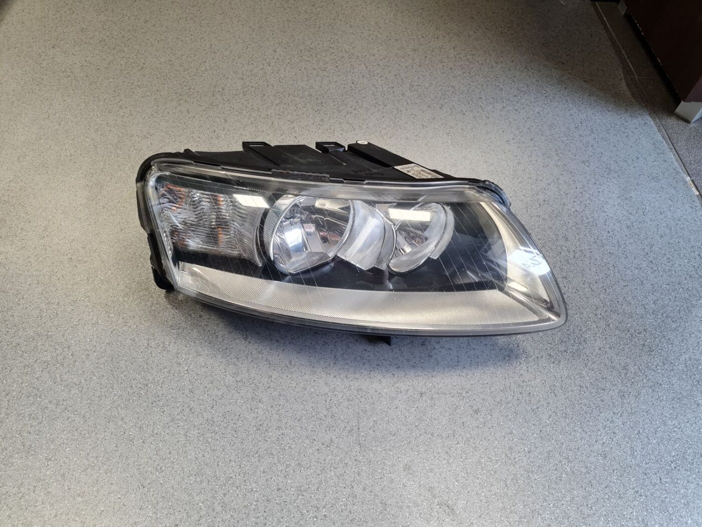 Priekšējais labais lukturis priekš AUDI A6 2008 1 Priekšējais labais lukturis priekš AUDI A6 2008