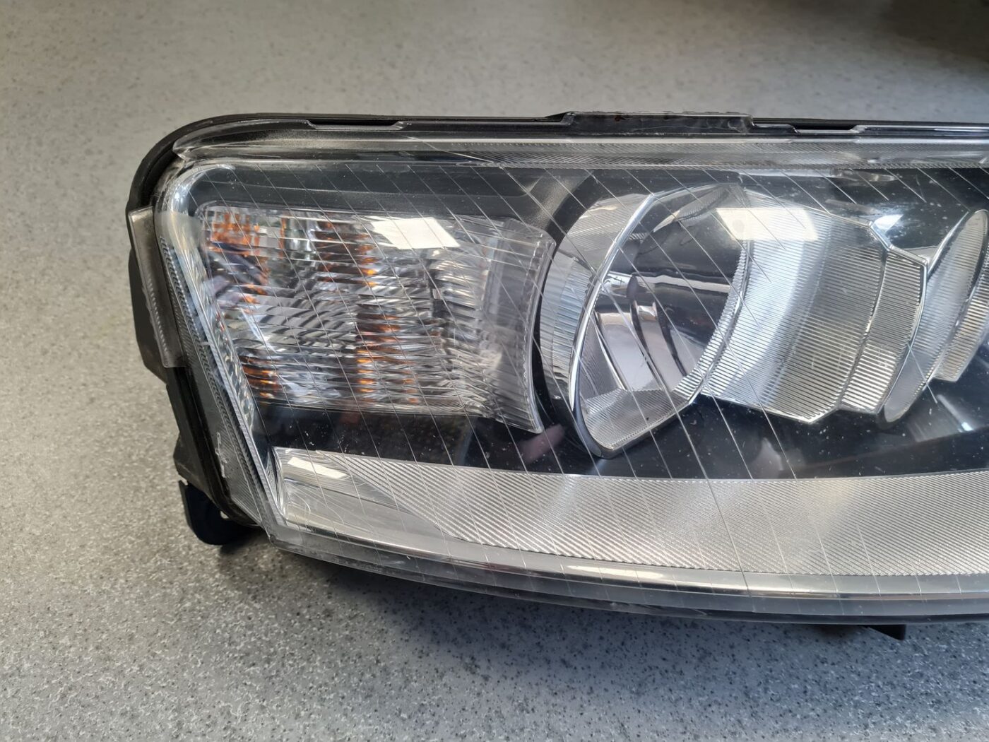 Priekšējais labais lukturis priekš AUDI A6 2008 2 Priekšējais labais lukturis priekš AUDI A6 2008