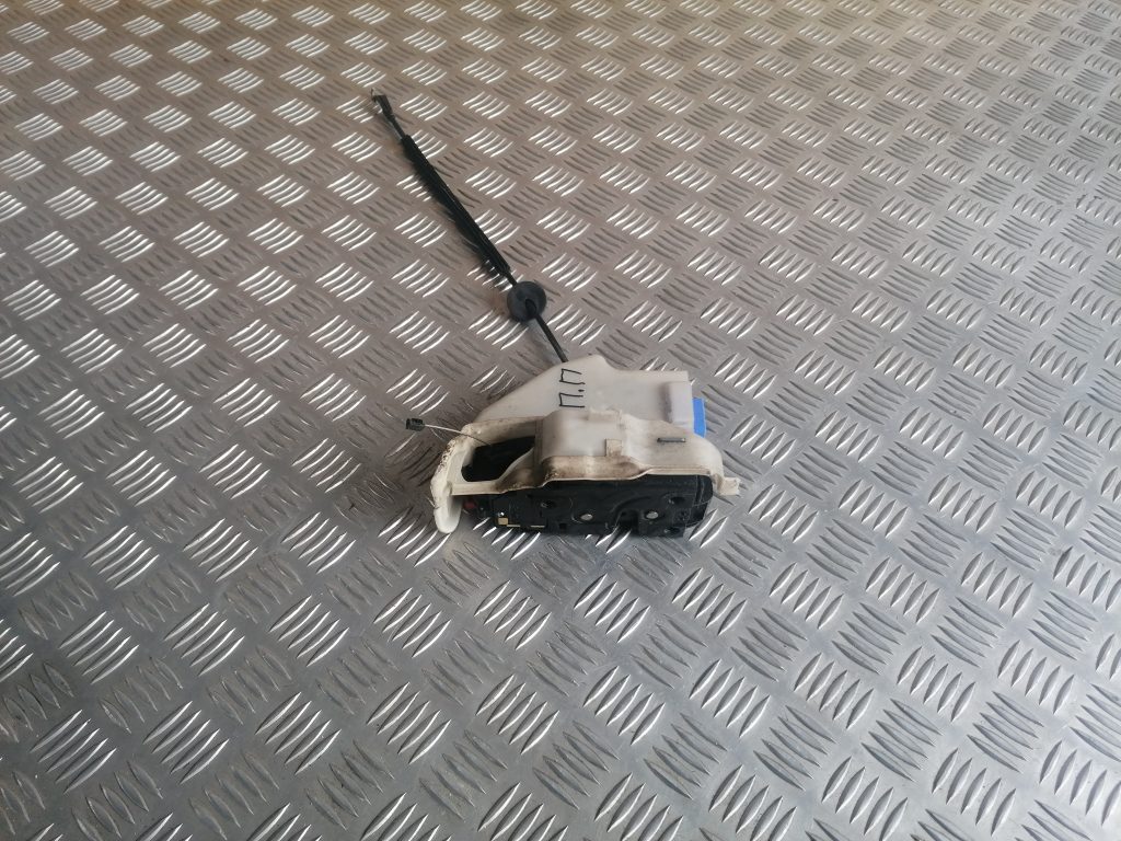 Priekšējo labo durvju slēdzene priekš VW GOLF VARIANT 2012 1 Priekšējo labo durvju slēdzene priekš VW GOLF VARIANT 2012