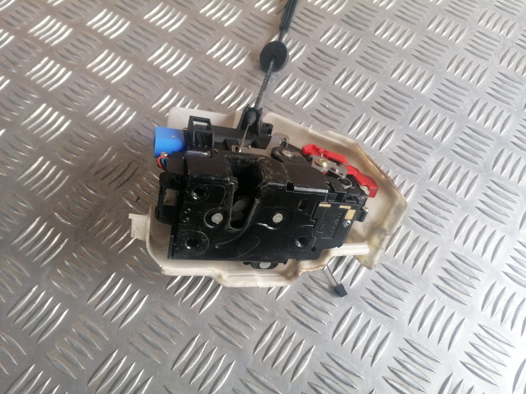 Priekšējo labo durvju slēdzene priekš VW GOLF VARIANT 2012 2 Priekšējo labo durvju slēdzene priekš VW GOLF VARIANT 2012