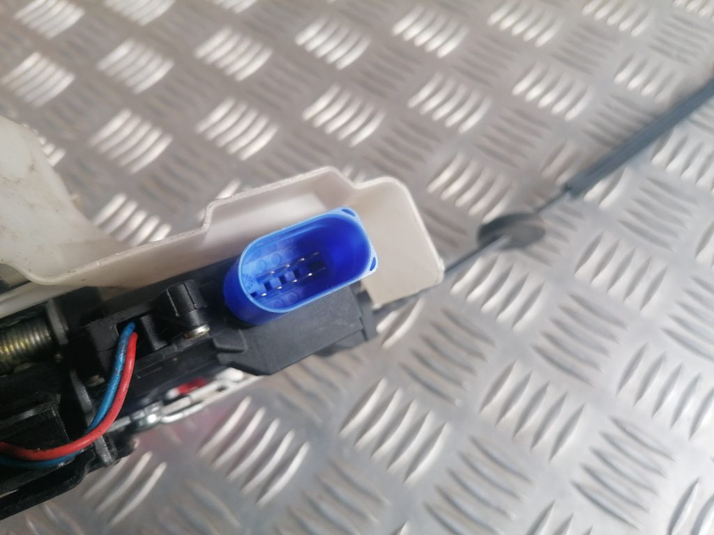 Priekšējo labo durvju slēdzene priekš VW GOLF VARIANT 2012 3 Priekšējo labo durvju slēdzene priekš VW GOLF VARIANT 2012