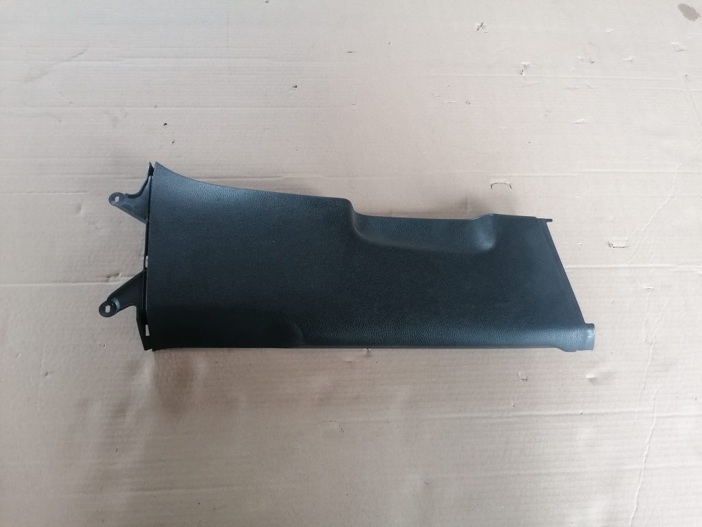 Vidējas salona statnes apdare priekš VW GOLF VARIANT 2012