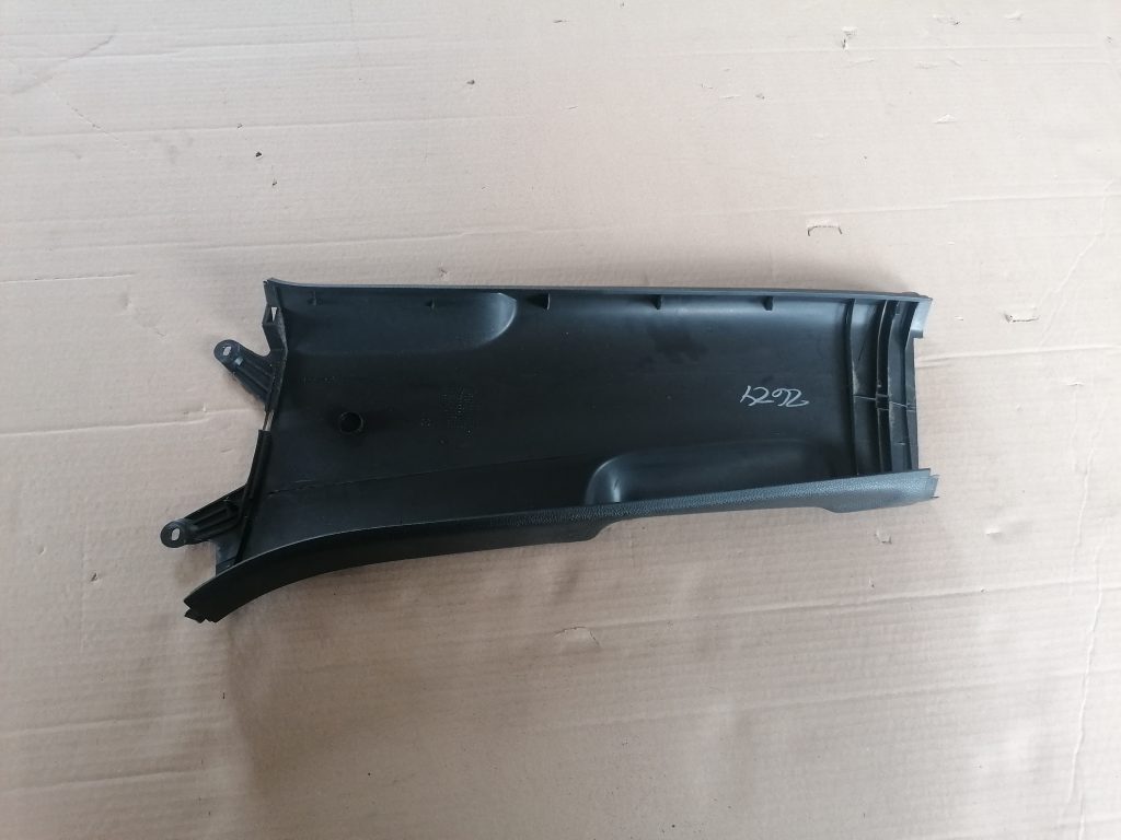 Vidējas salona statnes apdare priekš VW GOLF VARIANT 2012