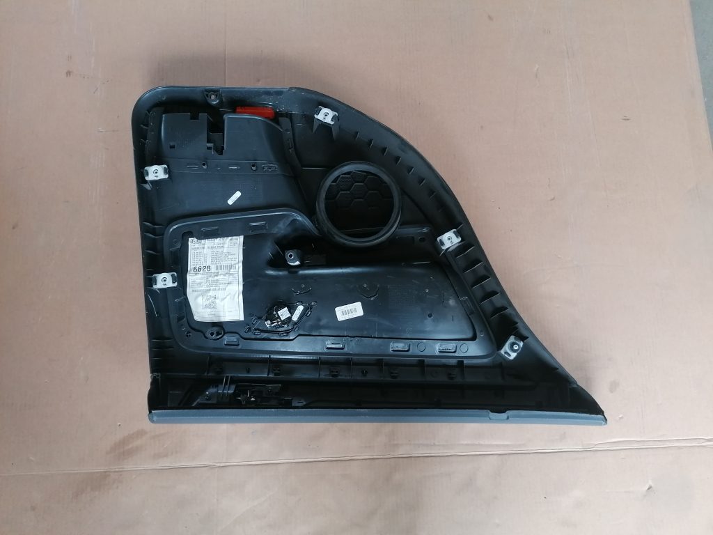 Aizmugurējo kreiso durvju apdare priekš VW GOLF VARIANT 2012 2 Aizmugurējo kreiso durvju apdare priekš VW GOLF VARIANT 2012