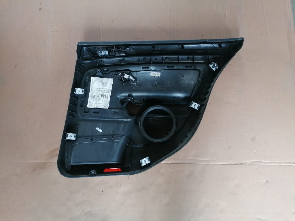 Aizmugurējo labo durvju apdare priekš VW GOLF VARIANT 2012