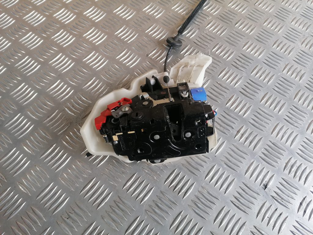 Priekšējo kreiso durvju slēdzene priekš VW GOLF VARIANT 2012 2 Priekšējo kreiso durvju slēdzene priekš VW GOLF VARIANT 2012