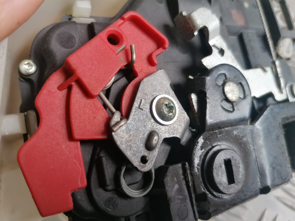 Priekšējo kreiso durvju slēdzene priekš VW GOLF VARIANT 2012 4 Priekšējo kreiso durvju slēdzene priekš VW GOLF VARIANT 2012