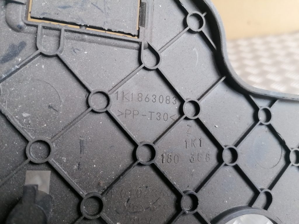 Mērinstrumentu paneļa apakšēja apdare priekš VW GOLF VARIANT 2012 3 Mērinstrumentu paneļa apakšēja apdare priekš VW GOLF VARIANT 2012