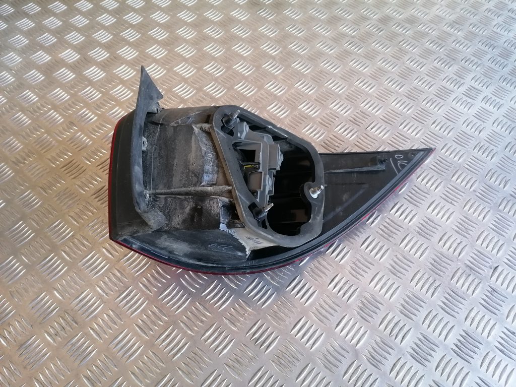 Aizmugurējais labais lukturis priekš VW GOLF VARIANT 2012