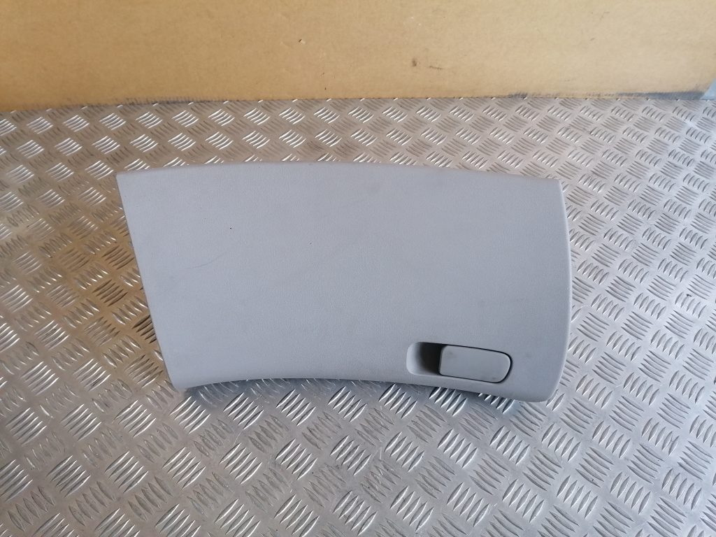 Mantu glabāšanas nodalījums pasažiera pusē priekš KIA CEED 2007 1 Mantu glabāšanas nodalījums pasažiera pusē priekš KIA CEED 2007