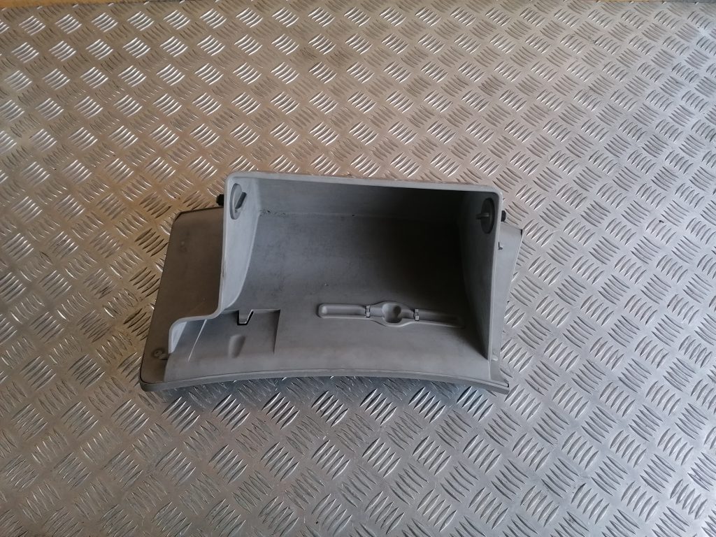 Mantu glabāšanas nodalījums pasažiera pusē priekš KIA CEED 2007 2 Mantu glabāšanas nodalījums pasažiera pusē priekš KIA CEED 2007