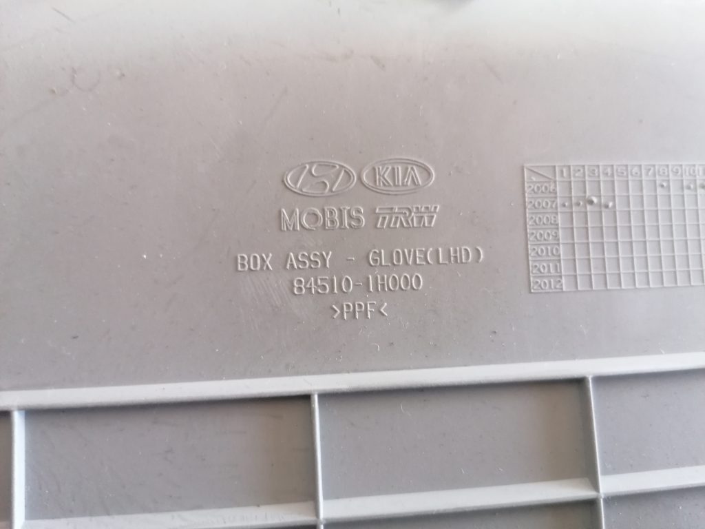 Mantu glabāšanas nodalījums pasažiera pusē priekš KIA CEED 2007 3 Mantu glabāšanas nodalījums pasažiera pusē priekš KIA CEED 2007