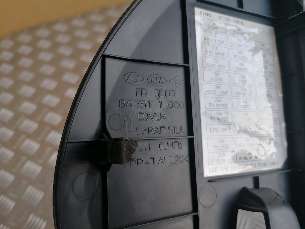 Mērinstrumentu paneļa sānu apdare priekš KIA CEED 2007 3 Mērinstrumentu paneļa sānu apdare priekš KIA CEED 2007