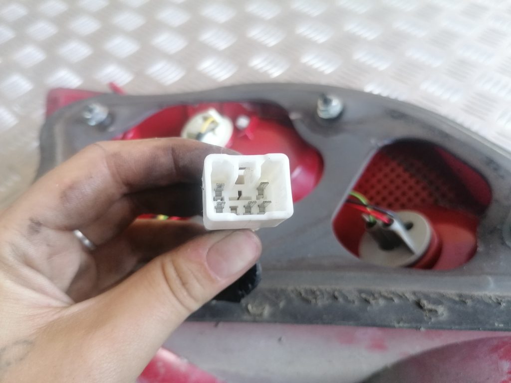 Aizmugurējais kreisais lukturis priekš KIA CEED 2007 3 Aizmugurējais kreisais lukturis priekš KIA CEED 2007