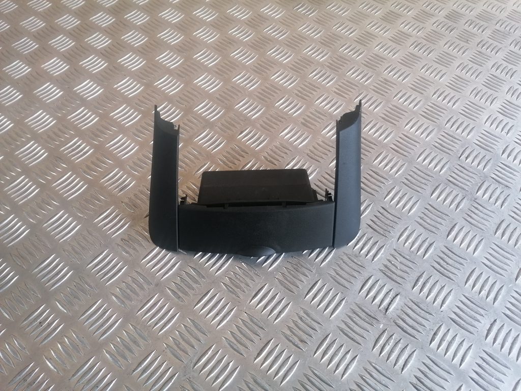 Mantu glabāšanas nodalījums centrā priekš KIA CEED 2007 1 Mantu glabāšanas nodalījums centrā priekš KIA CEED 2007