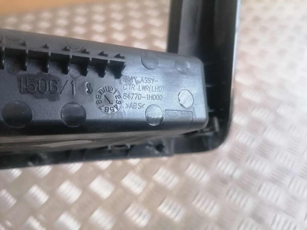 Mantu glabāšanas nodalījums centrā priekš KIA CEED 2007 3 Mantu glabāšanas nodalījums centrā priekš KIA CEED 2007