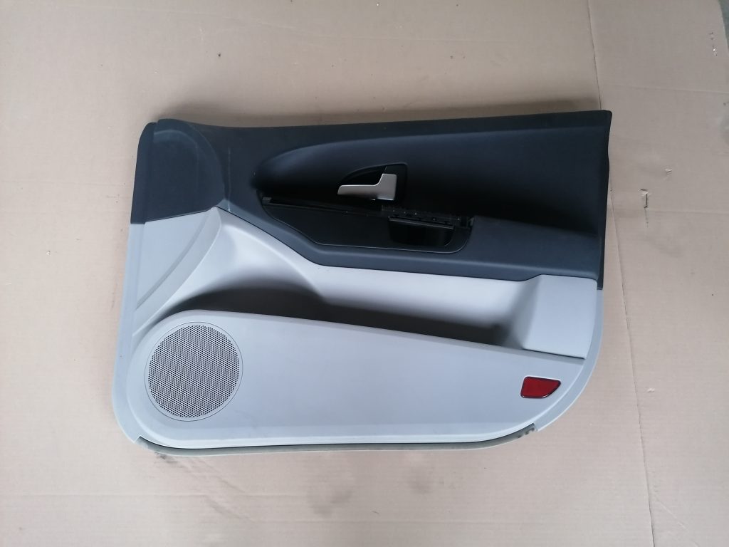 Priekšējo labo durvju apdare priekš KIA CEED 2007 1 Priekšējo labo durvju apdare priekš KIA CEED 2007