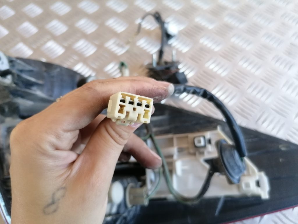 Aizmugurējais labais lukturis priekš SUBARU LEGACY 2009 3 Aizmugurējais labais lukturis priekš SUBARU LEGACY 2009