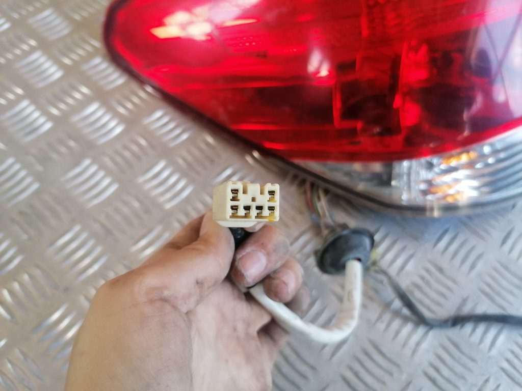 Aizmugurējais kreisais lukturis priekš SUBARU LEGACY 2009 4 Aizmugurējais kreisais lukturis priekš SUBARU LEGACY 2009