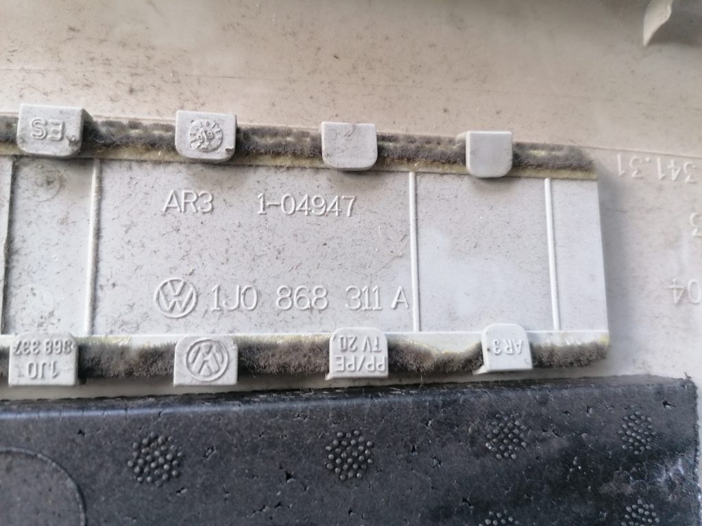 Vidējas salona statnes apdare priekš VW GOLF IV 1999 3 Vidējas salona statnes apdare priekš VW GOLF IV 1999