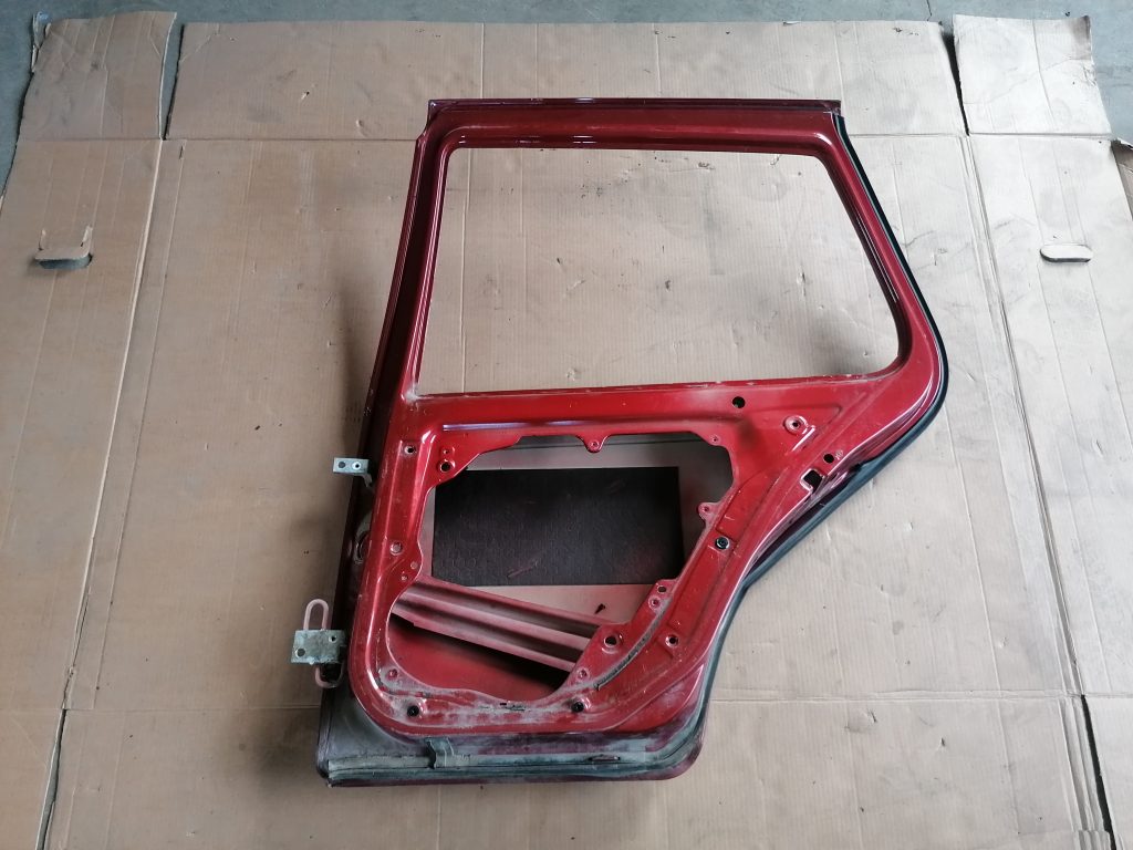 Aizmugurējās labās durvis priekš VW GOLF IV 1999