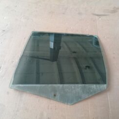 Aizmugurējo kreiso durvju stikls priekš VW GOLF IV 1999