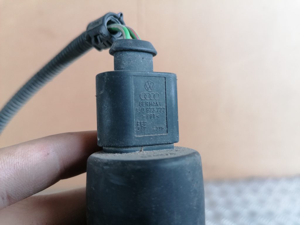 Mazgātāja šķidruma sūknis priekš VW GOLF IV 1999 2 Mazgātāja šķidruma sūknis priekš VW GOLF IV 1999