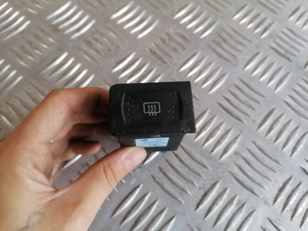 Aizmugurējā stikla apsildes ieslēgšanas poga priekš VW GOLF IV 1999 1 Aizmugurējā stikla apsildes ieslēgšanas poga priekš VW GOLF IV 1999