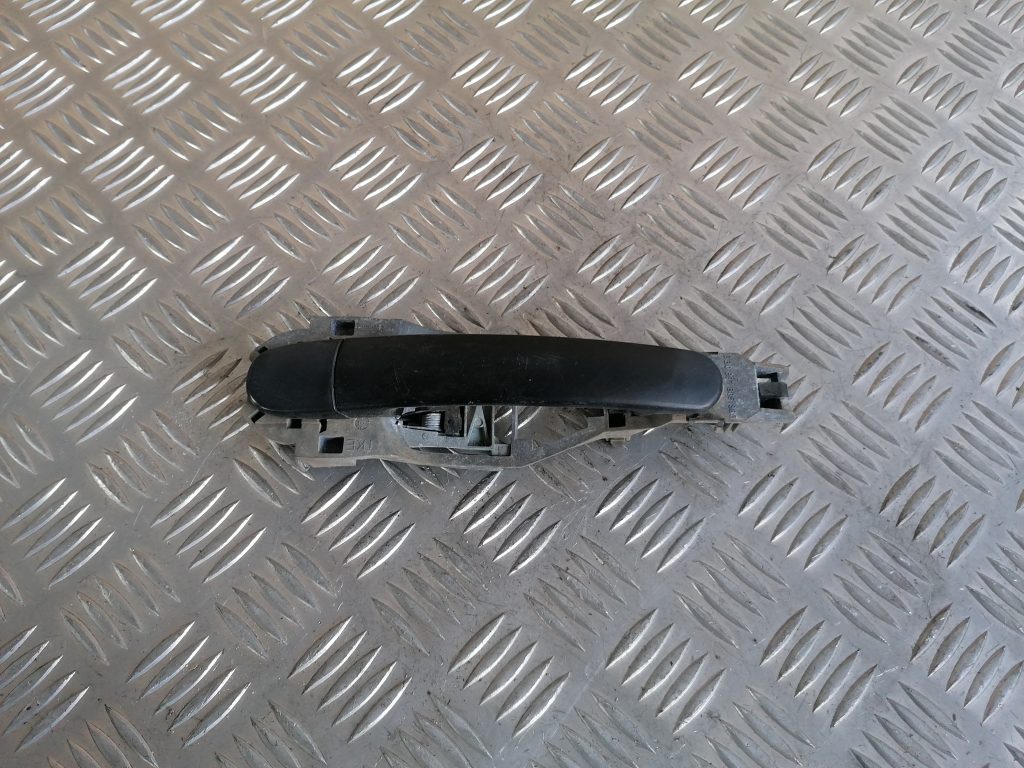 Aizmugurējāis labais durvju rokturis priekš VW GOLF IV 1999 1 Aizmugurējāis labais durvju rokturis priekš VW GOLF IV 1999