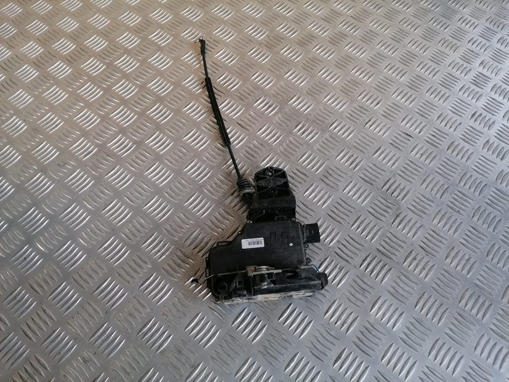 Priekšējo labo durvju slēdzene priekš VW GOLF IV 1999 1 Priekšējo labo durvju slēdzene priekš VW GOLF IV 1999