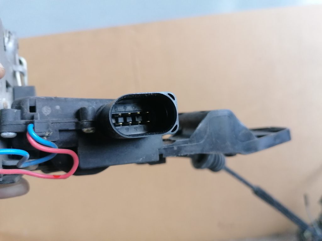 Priekšējo labo durvju slēdzene priekš VW GOLF IV 1999 3 Priekšējo labo durvju slēdzene priekš VW GOLF IV 1999