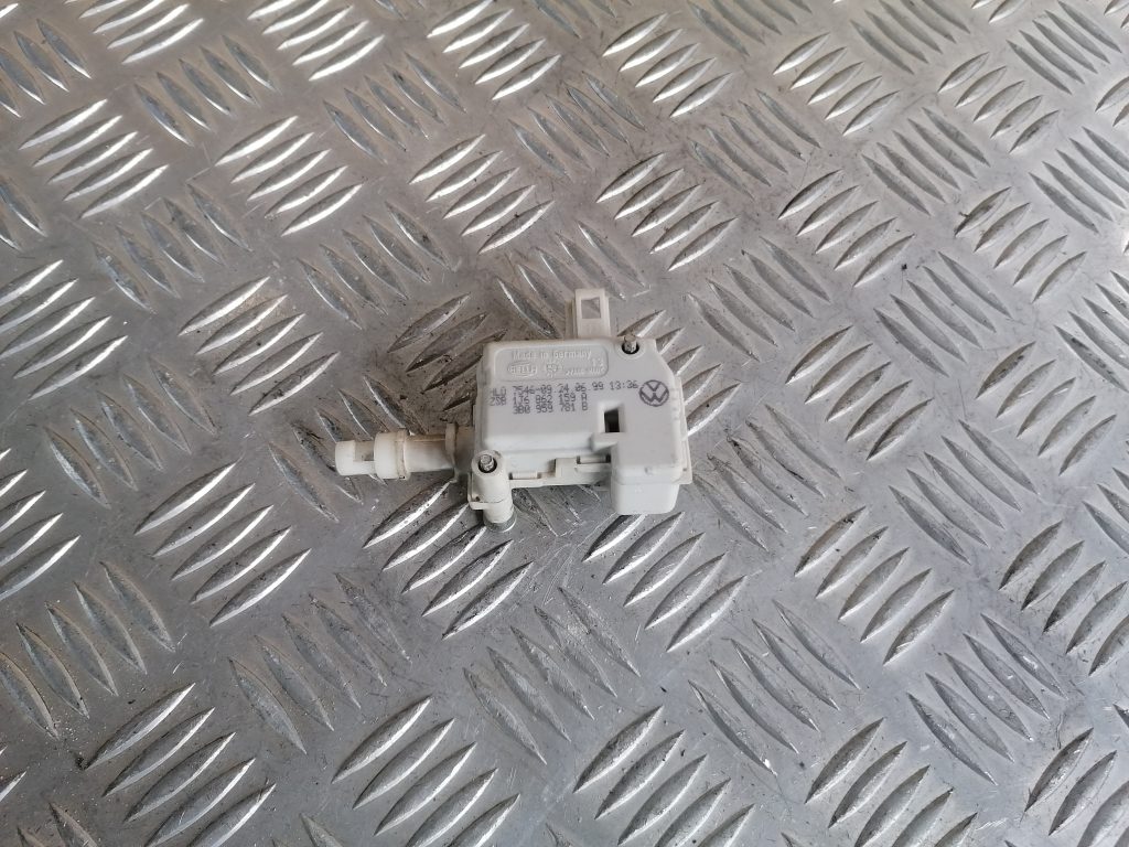 Bagažnieka vāka slēdzenes motors priekš VW GOLF IV 1999 1 Bagažnieka vāka slēdzenes motors priekš VW GOLF IV 1999