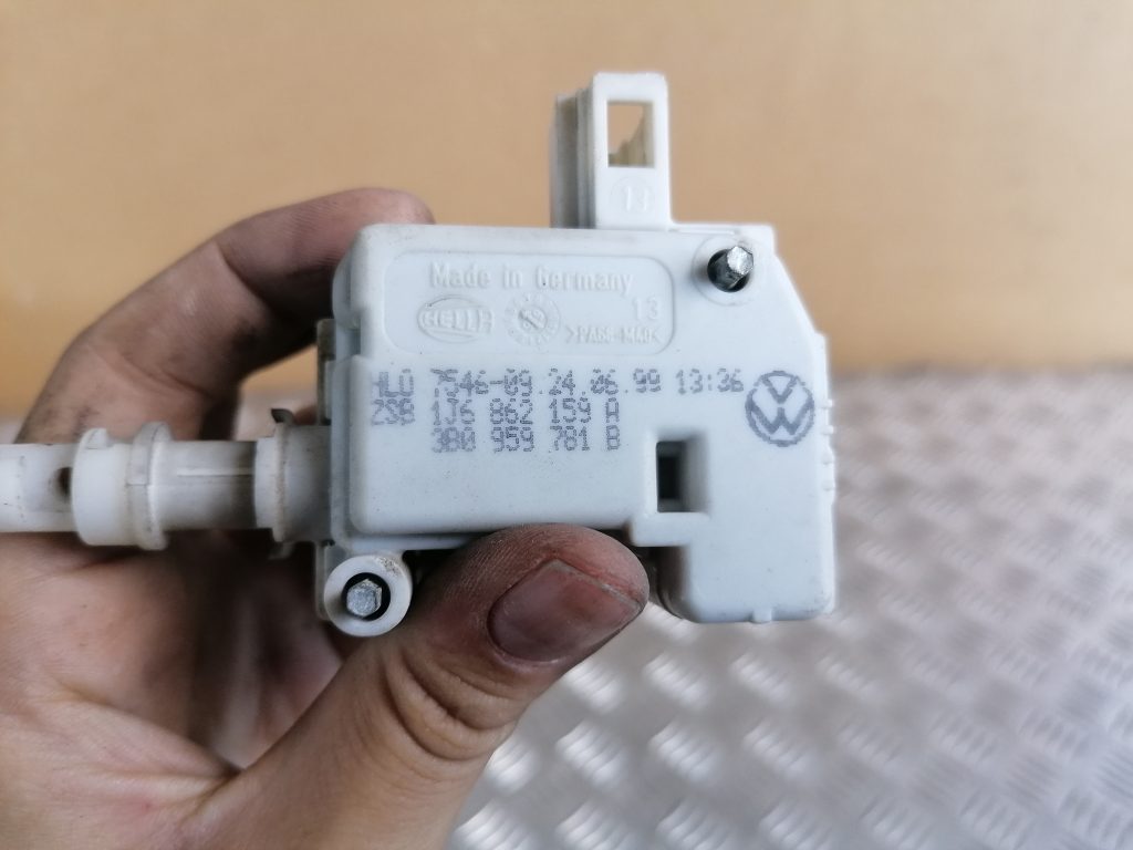 Bagažnieka vāka slēdzenes motors priekš VW GOLF IV 1999 3 Bagažnieka vāka slēdzenes motors priekš VW GOLF IV 1999