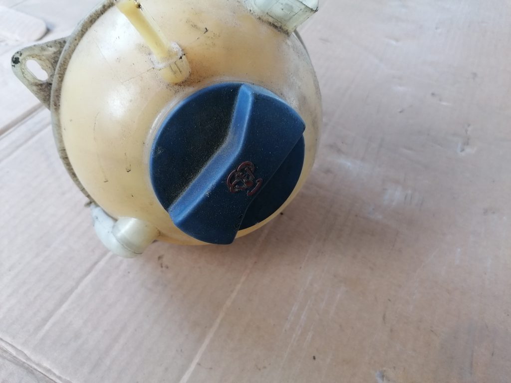 Dzesēšanas šķidruma tvertne priekš VW GOLF IV 1999 2 Dzesēšanas šķidruma tvertne priekš VW GOLF IV 1999