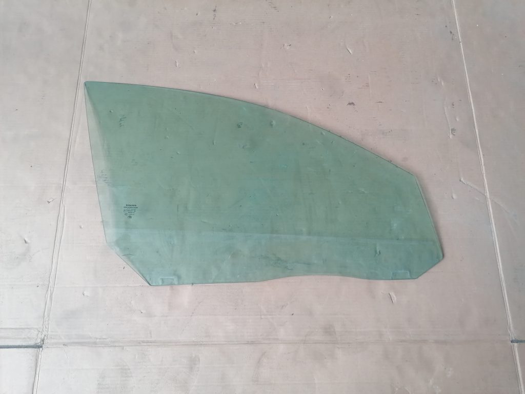 Priekšējo labo durvju stikls priekš VOLVO 1 Priekšējo labo durvju stikls priekš VOLVO