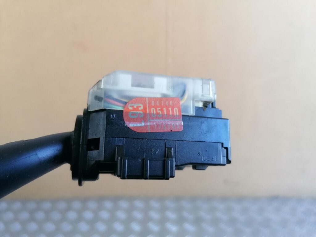 Pagrieziena rādītāju slēdzis priekš TOYOTA AVENSIS 2007