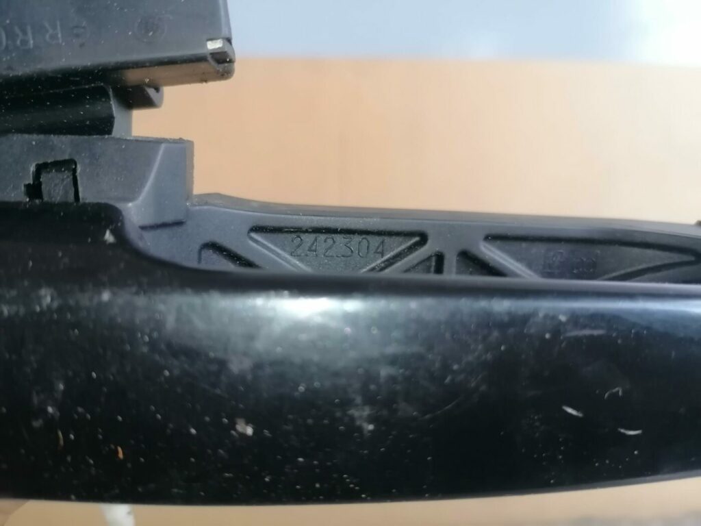 Aizmugurējāis labais durvju rokturis priekš TOYOTA AVENSIS 2007