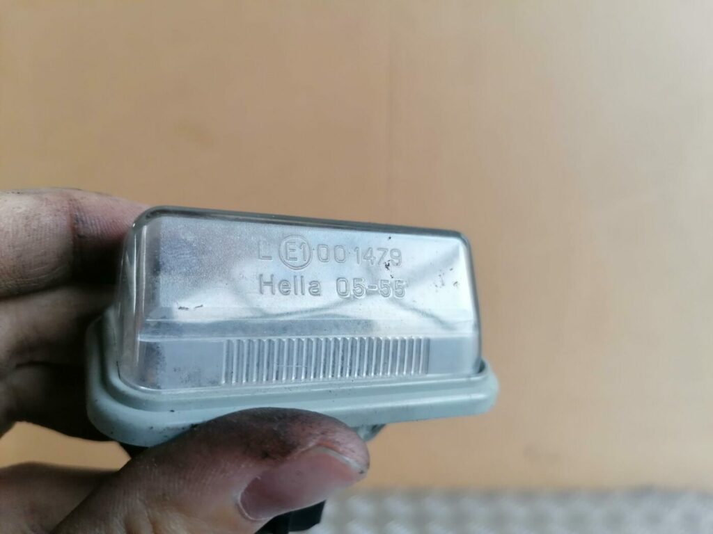 Numura zīmes apgaismojums priekš TOYOTA AVENSIS 2007