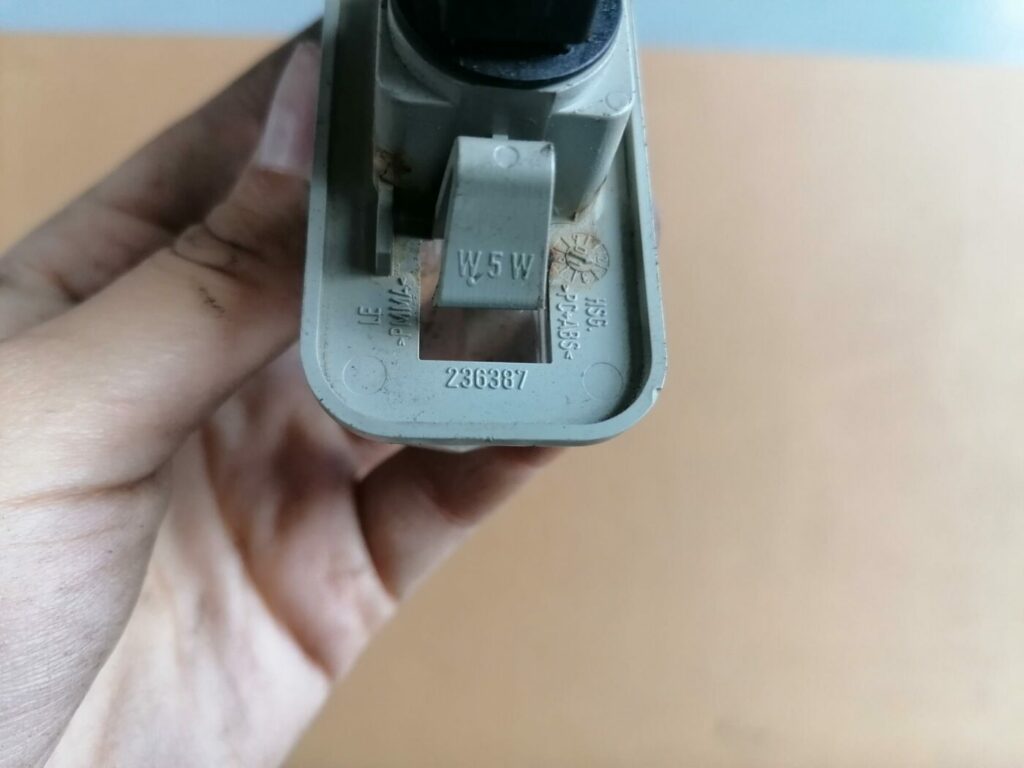 Numura zīmes apgaismojums priekš TOYOTA AVENSIS 2007