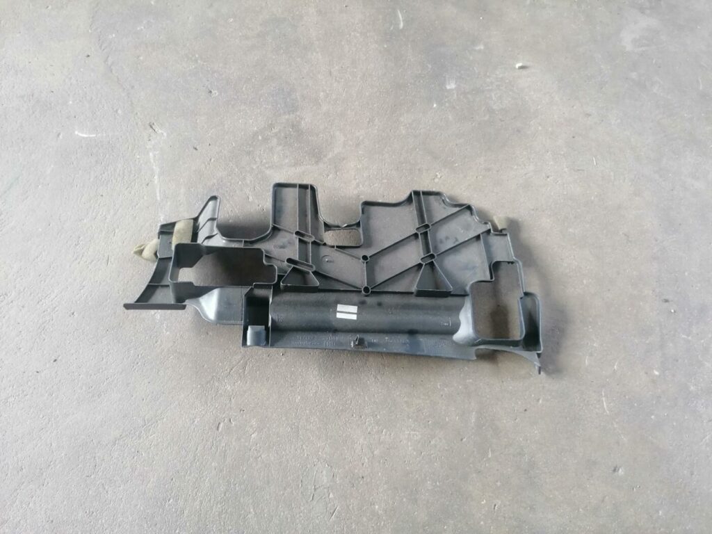 Mērinstrumentu paneļa apakšēja apdare priekš TOYOTA AVENSIS 2007 2 Mērinstrumentu paneļa apakšēja apdare priekš TOYOTA AVENSIS 2007