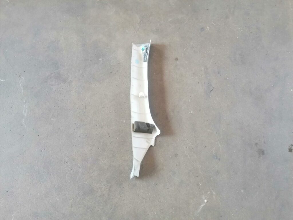 Priekšējas salona statnes apdare priekš TOYOTA AVENSIS 2007