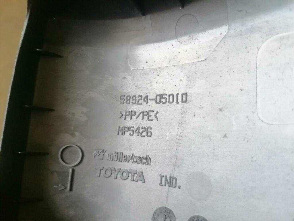 Salona plastmasa priekš TOYOTA AVENSIS 2007 3 Salona plastmasa priekš TOYOTA AVENSIS 2007