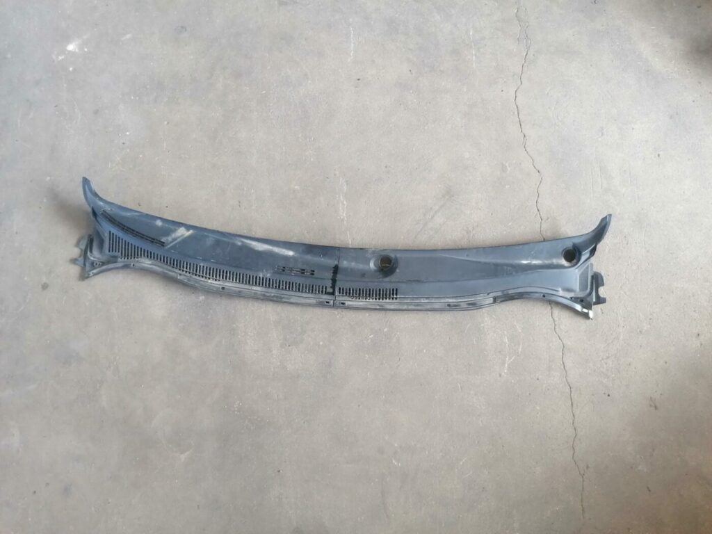 Vējstikla uzlikas (deflektora) režģis priekš TOYOTA AVENSIS 2007